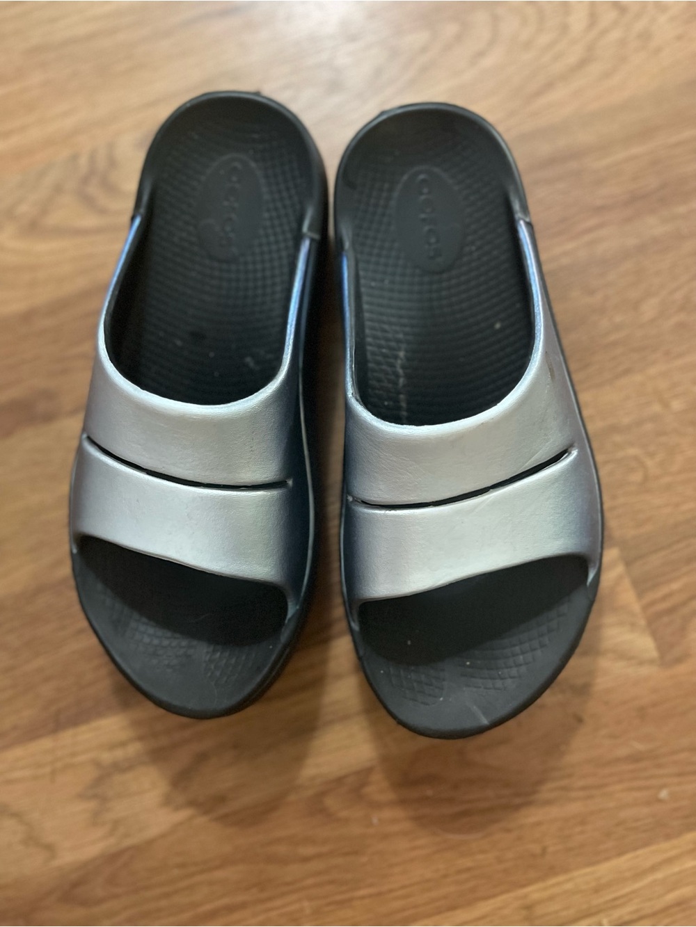 OOFOS woman’s sz 8 men’s sz 6  Silver blue and Black Slide Sandals